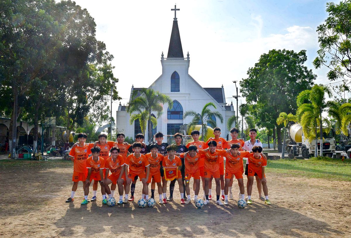 Đội trưởng hai đội trao cờ lưu niệm trước trận đấu