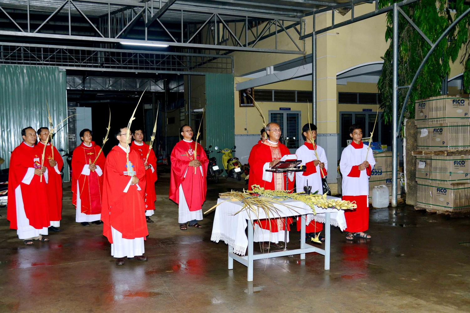 Gần 300 em học sinh cùng Quý Cha, Quý Thầy, Quý Sở và cộng đoàn phục vụ đã hiện diện hiệp thông trong thánh lễ dân Chúa.