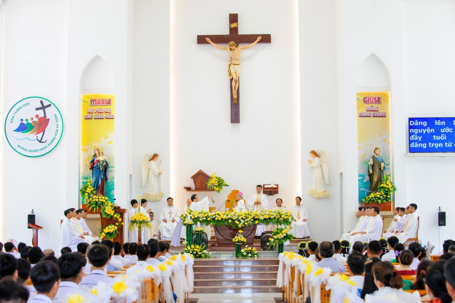 Thánh Lễ Ban Bí Tích Thêm Sức Cho Các Em Trường TCKT Donbosco Mỹ Thuận