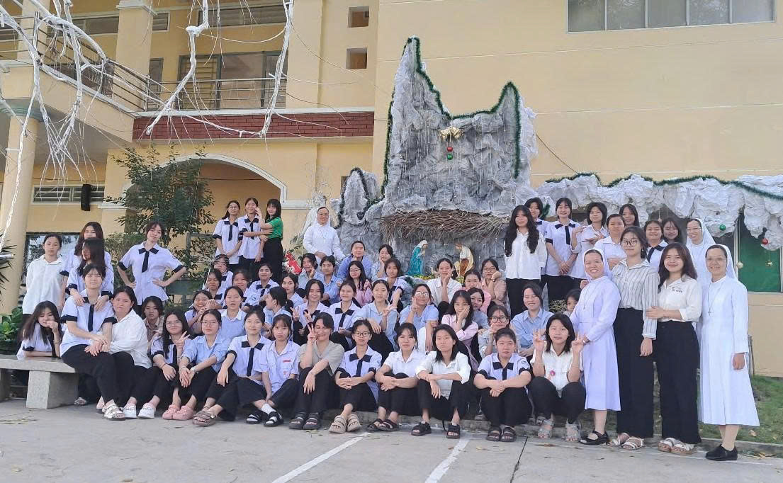 (Lưu xá nữ Don Bosco Mỹ Thuận 2024 - 2025, do các Sơ Dòng Con Đức Mẹ Phù Hộ đồng hành)